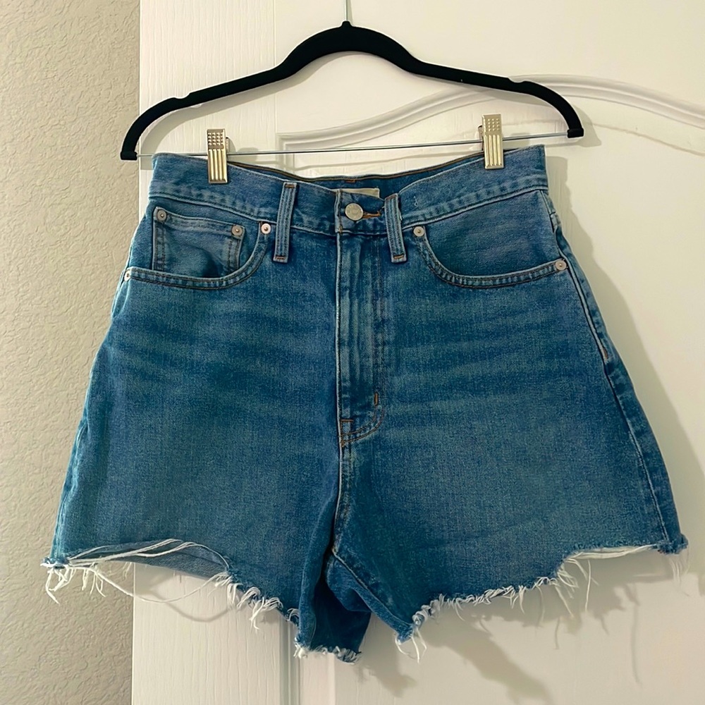 Like new condition! Size 28. Wide leg high rise style